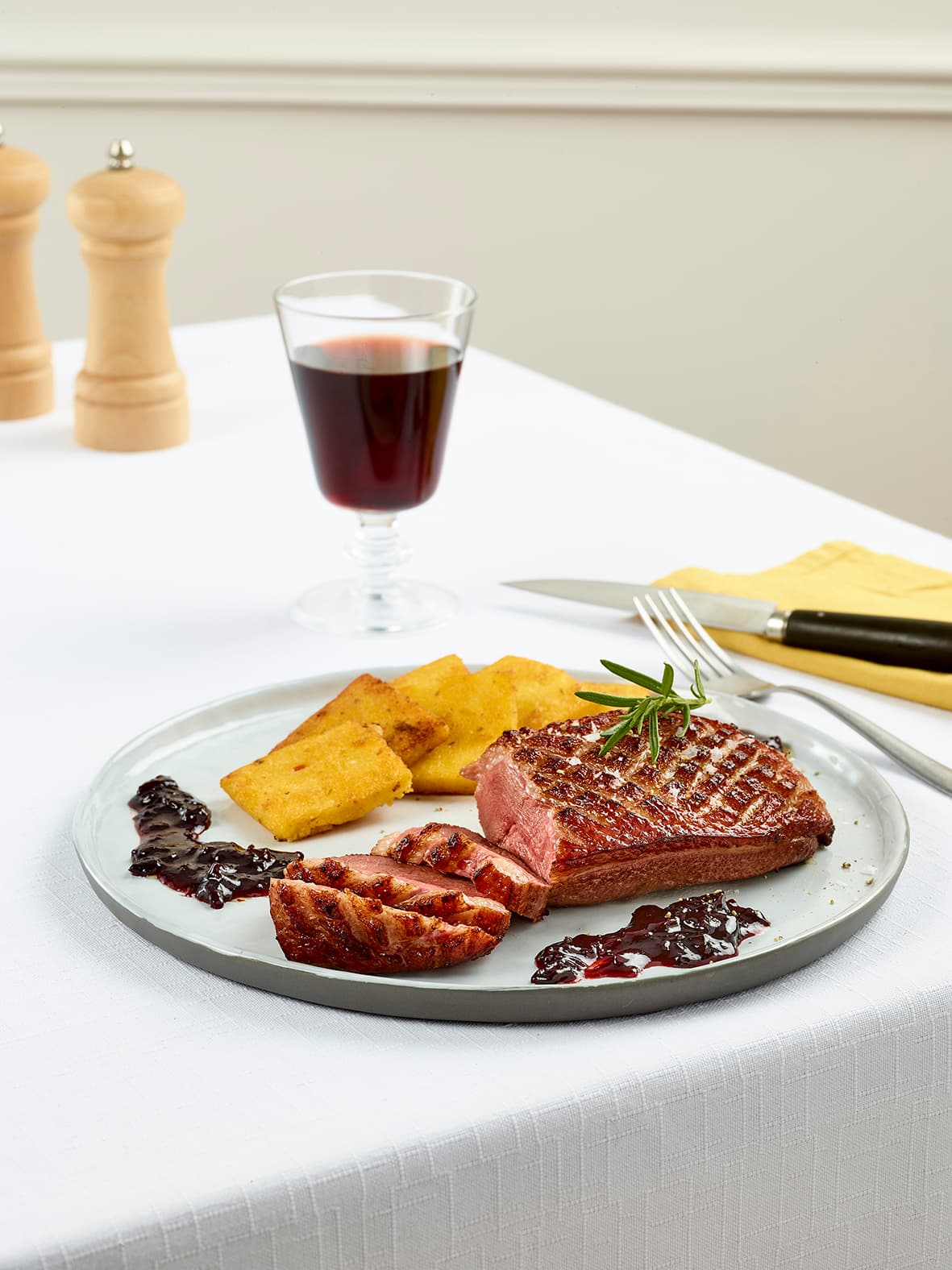 Magrets de canard sauce à la cerise et polenta dorée